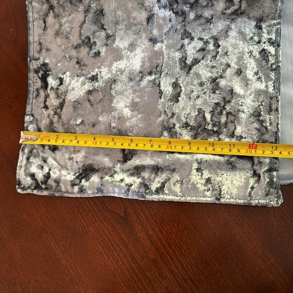 Nicole Miller crushed velvet table runner - Picture 6 of 6